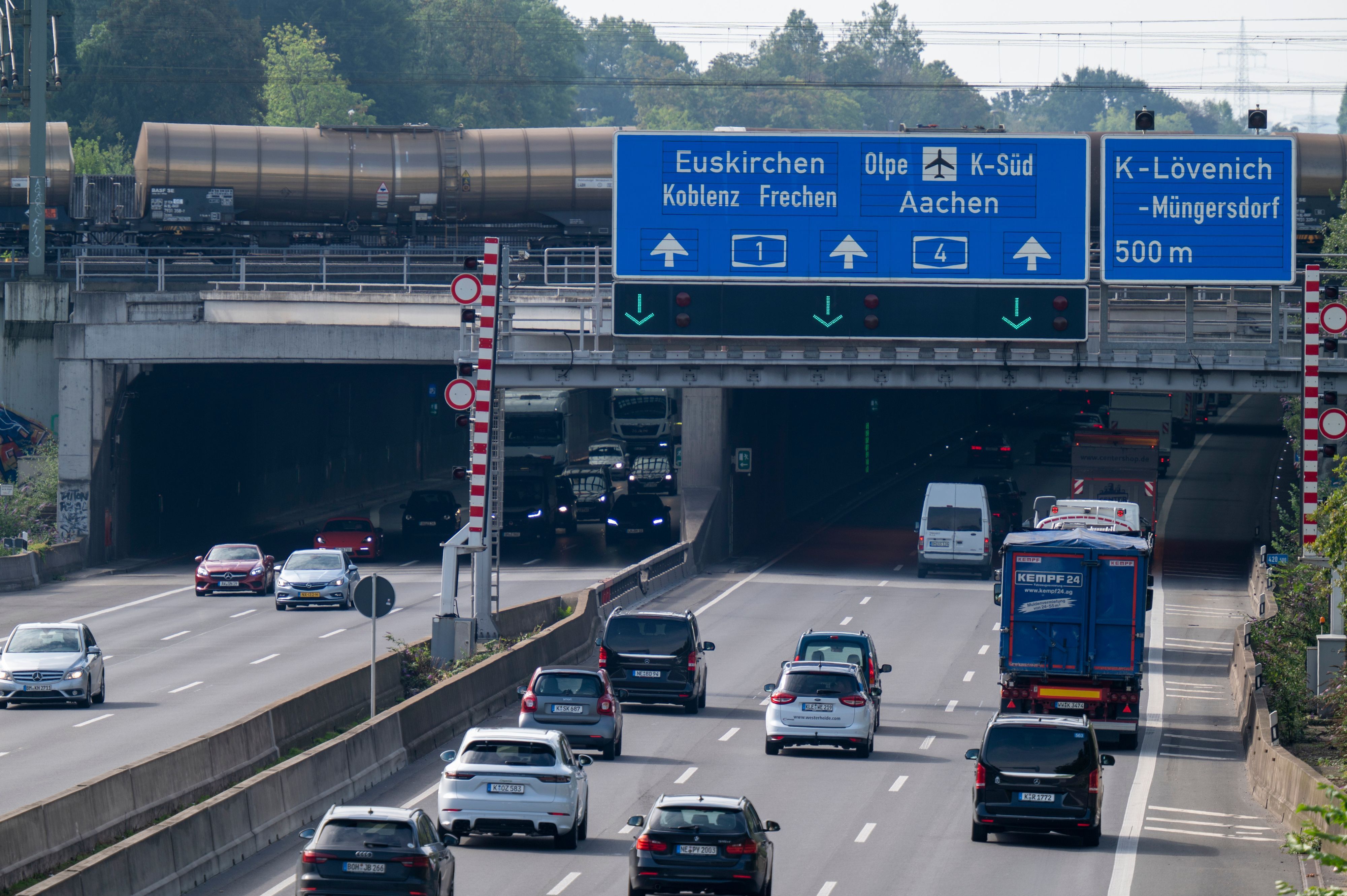 Der Autobahntunnel Lövenich wird Ende August gewartet.