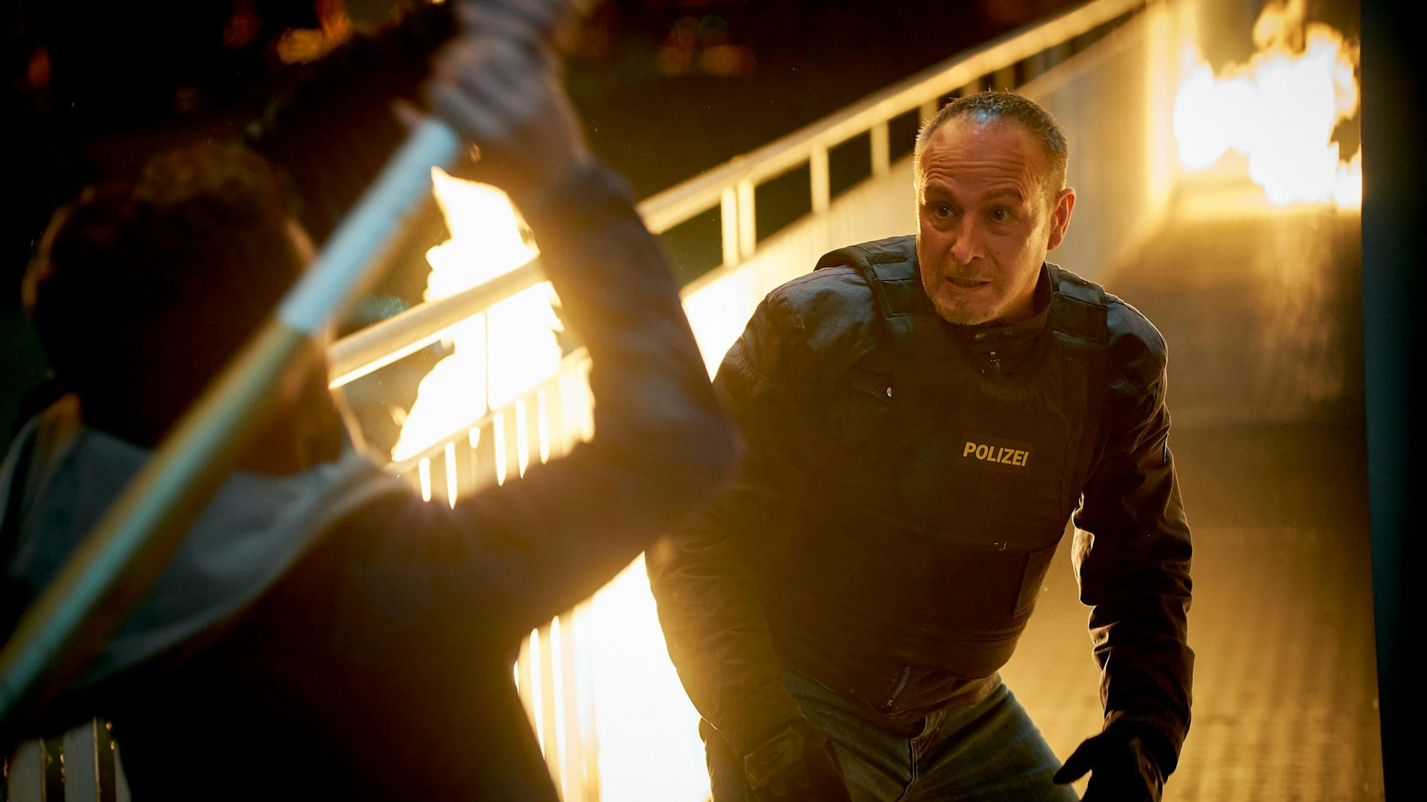 Semir Gerkhan (Erdogan Atalay, r.) wird von einem Unbekannten (Stefan Walther) angegriffen.