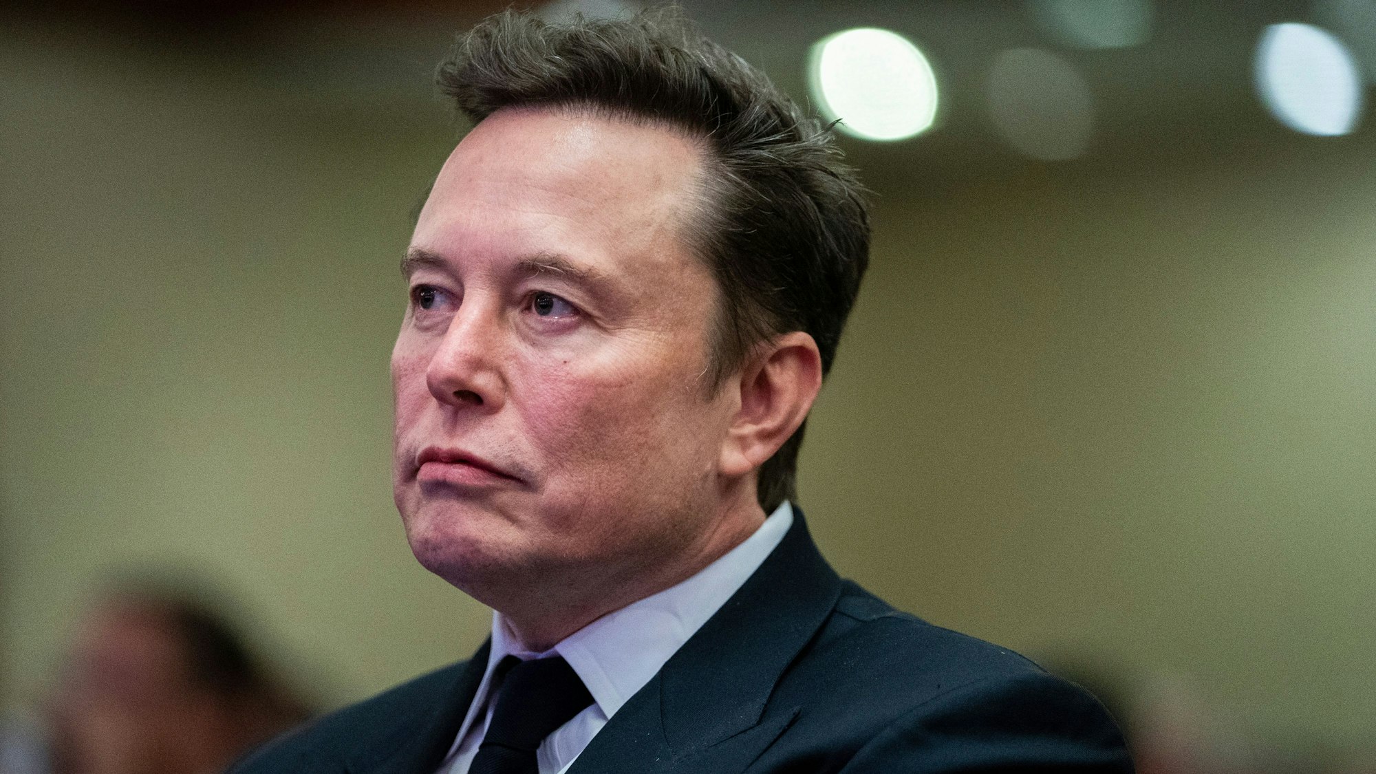 ARCHIV - 13.11.2024, USA, Washington: Elon Musk, Tech-Milliardär und Besitzer von «Tesla» und «X», hört zu, während der designierte US-Präsident Trump während eines Treffens mit dem Kongresskomitee der Republikaner spricht. (zu dpa: «Musk legt Berufung in Streit um Milliarden-Aktienpaket ein») Foto: Allison Robbert/AFP Pool via AP/dpa +++ dpa-Bildfunk +++