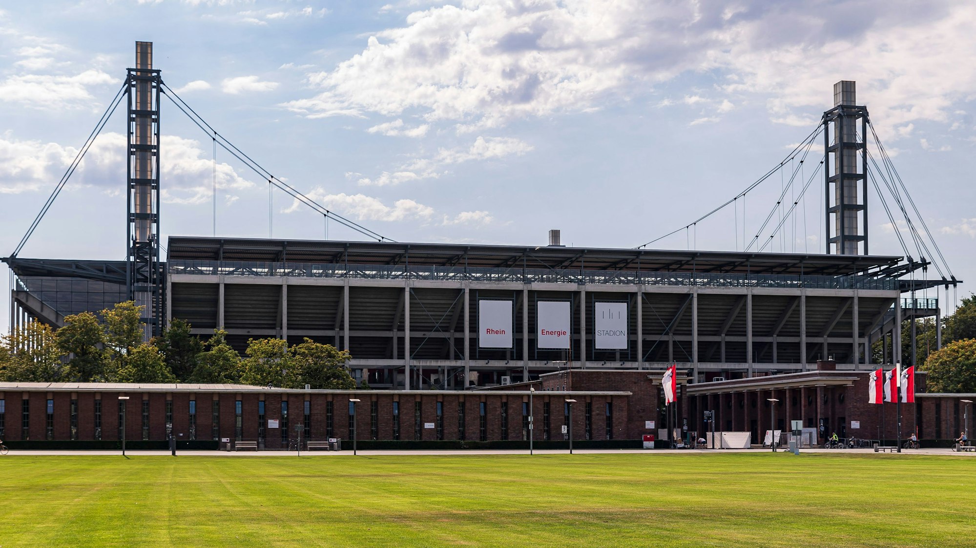 Blick auf die Vorwiesen mit dem Rhein-Energie-Stadion
