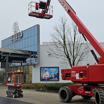 Zu sehen ist ein Hubsteiger vor einem Supermarkt.