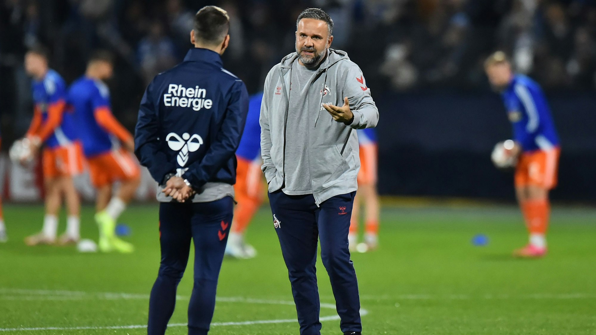 Fußball Regionalliga West 13. SPIELTAG: 1. FC Köln U21 - MSV Duisburg am 25.10.2024 im Franz-Kremer-Stadion in Köln
Evangelos Sbonias ( Trainer 1. FC Köln U21 ), rechts
Foto: Thorsten Tillmann / FUNKE Foto Services