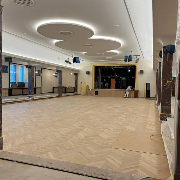 Tanzsaal mit Bühne im Lindenhof