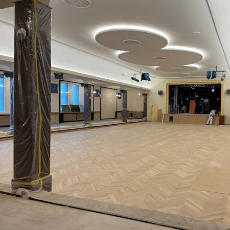 Tanzsaal mit Bühne im Lindenhof