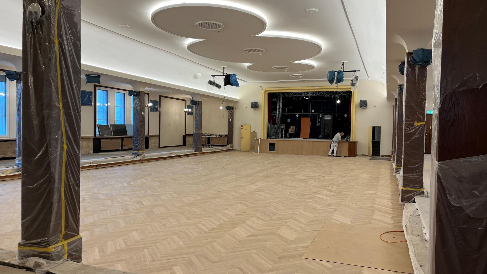 Tanzsaal mit Bühne im Lindenhof