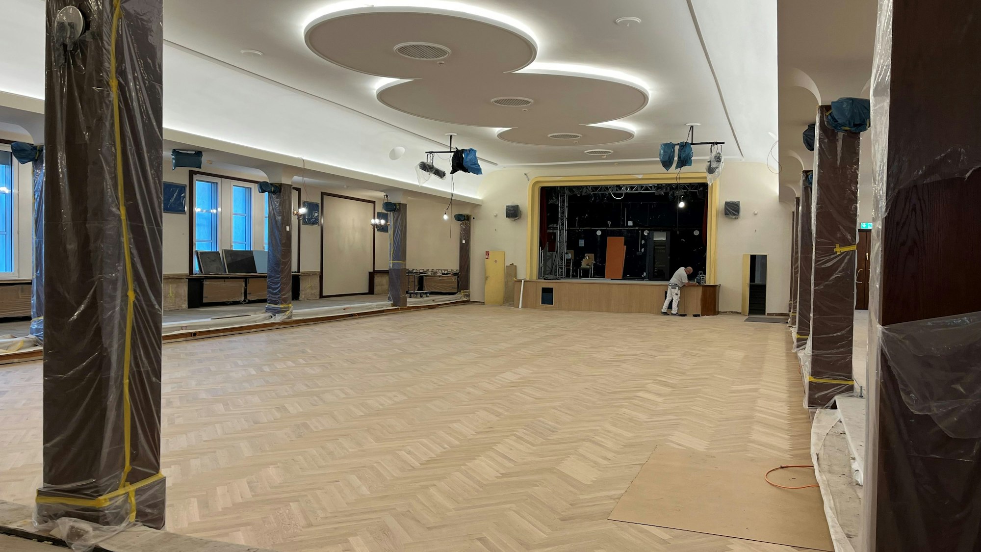 Tanzsaal mit Bühne im Lindenhof