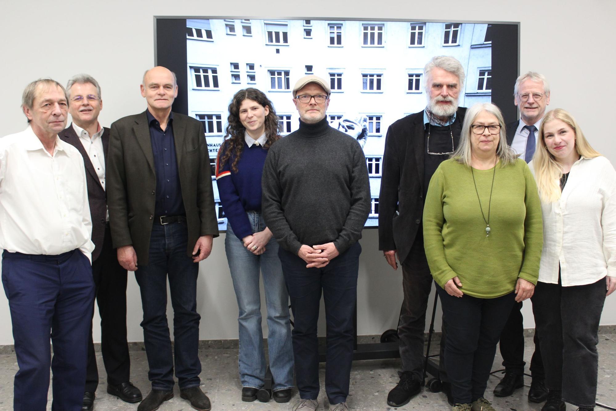 Auf dem Bild ist eine Gruppe von Männern und Frauen zu sehen, die die Jury für das Max Ernst-Stipendium gebildet haben.