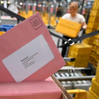 Briefwahl-Dummys liegen im Briefzentrum der Deutschen Post vor einem Testlauf in einer Kiste.