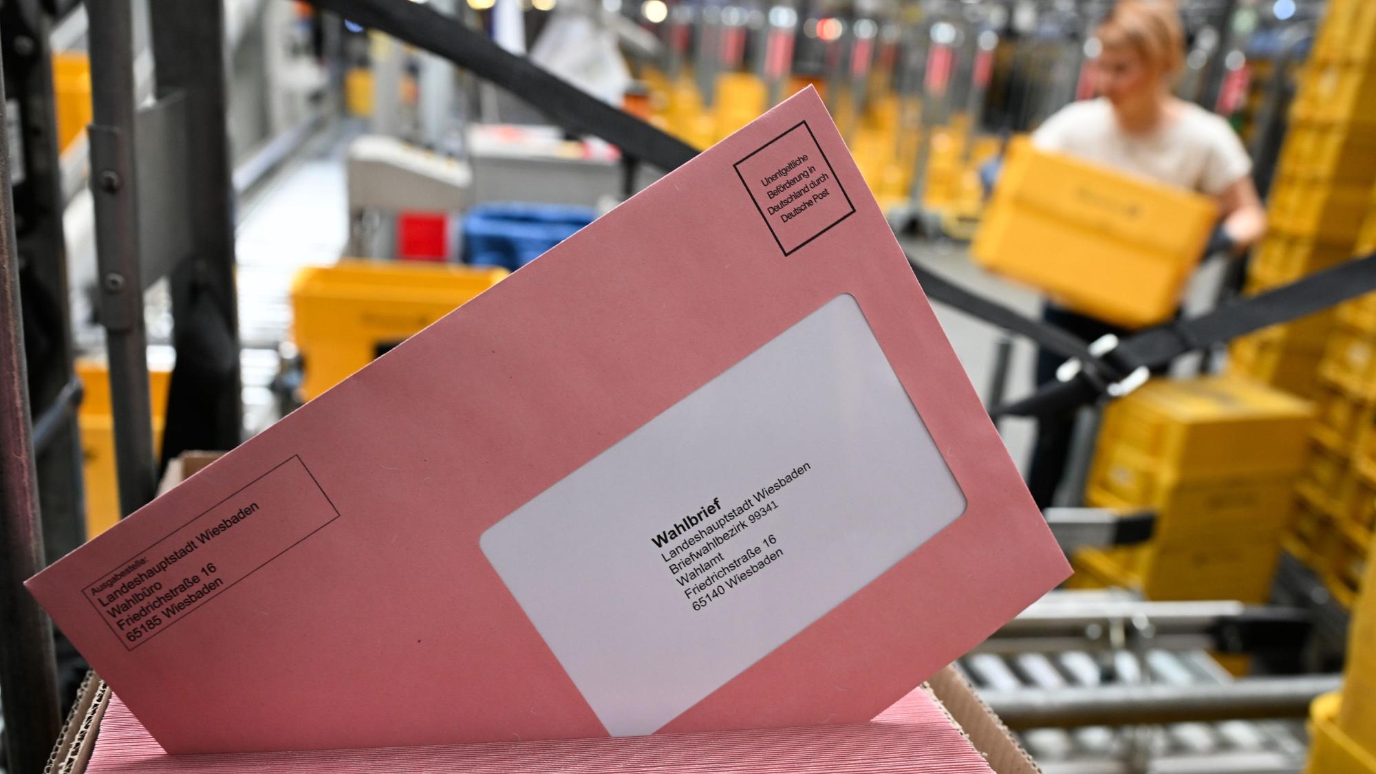 Briefwahl-Dummys liegen im Briefzentrum der Deutschen Post vor einem Testlauf in einer Kiste.