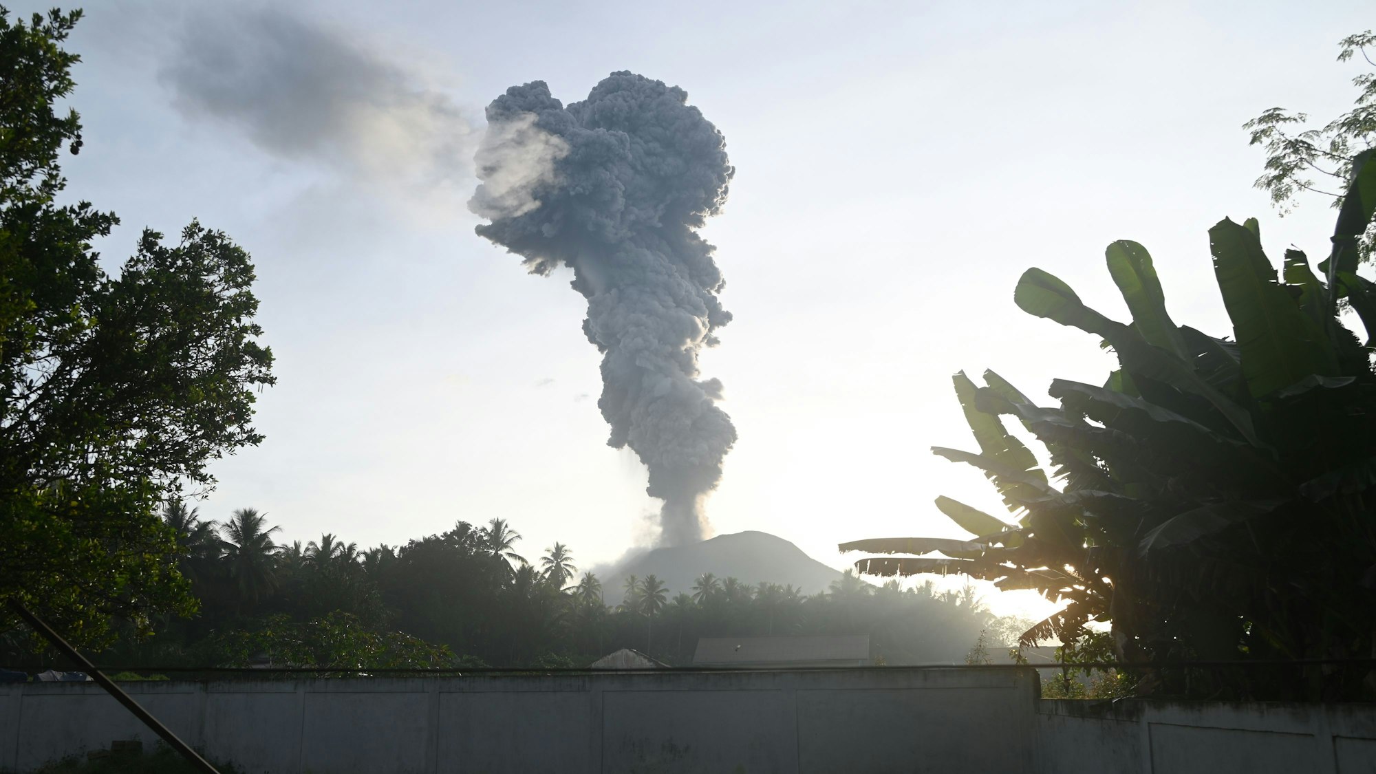 Das Foto zeigt einen Ausbruch des Schichtvulkans Mount Ibu auf der Insel Halhamera.