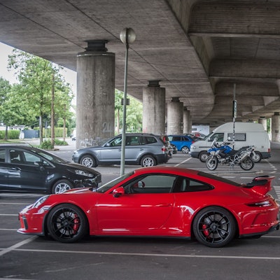 Der Parkplatz unter der Stelze.