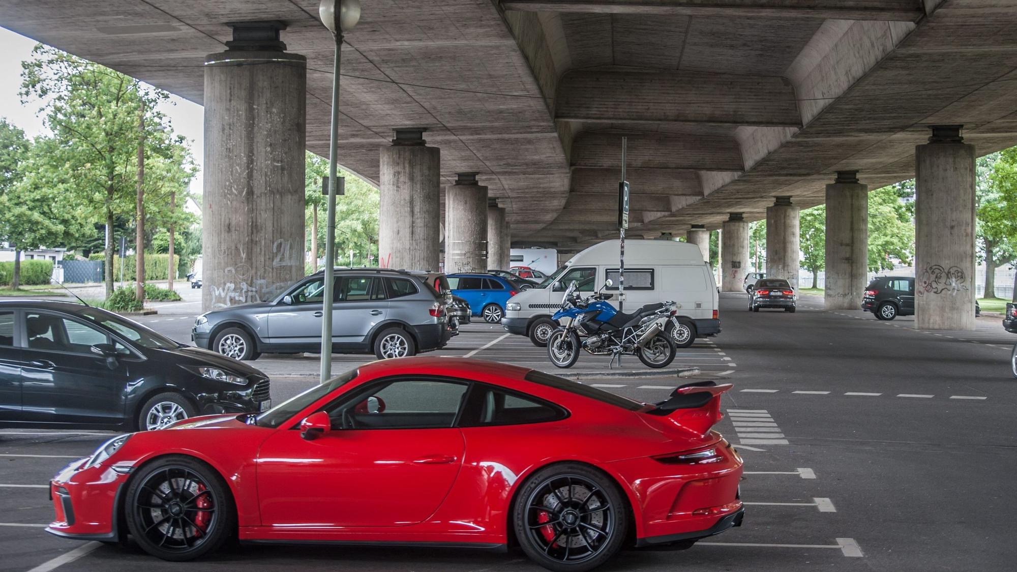 Der Parkplatz unter der Stelze.