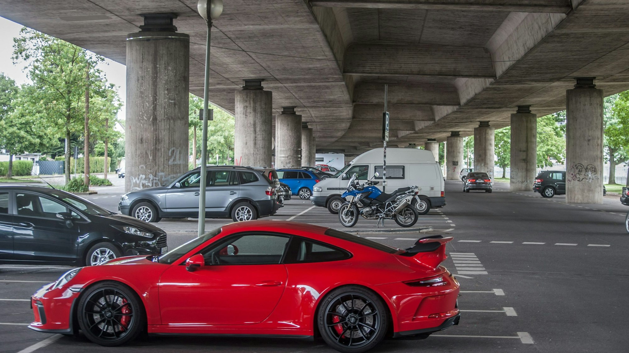 Der Parkplatz unter der Stelze.