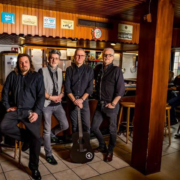 Die Kölsche Mundartband Höösch, Foto von Januar 2025, mit (von links) Ilja Engel, Robin Duns, Dirk Meierlücke, Wolfgang Löhr und Michael Stiel.