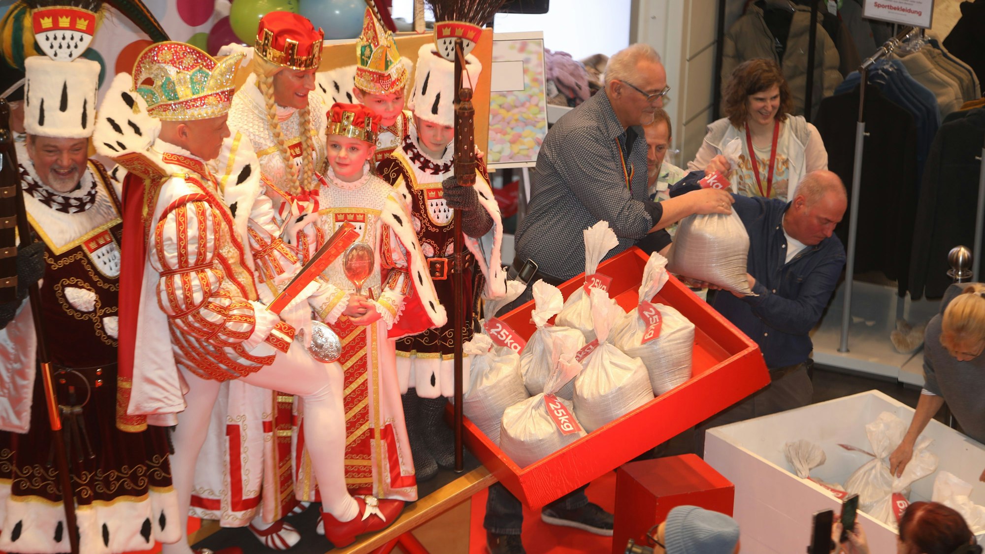 Kölner Dreigestirne auf überdimensionaler Waage