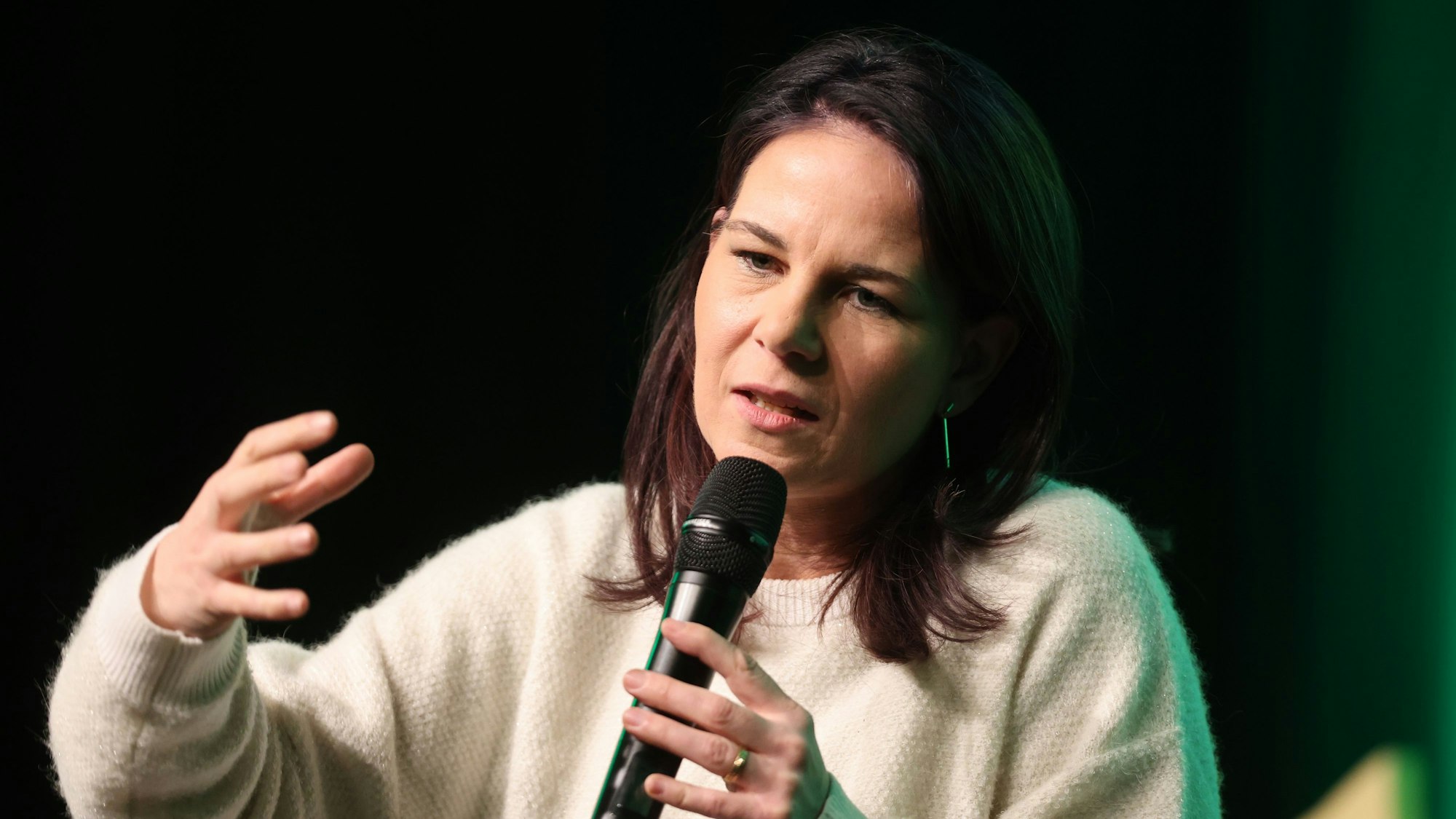 Bundesaußenministerin Annalena Baerbock spricht auf einer Wahlkampfveranstaltung in Jena in ein Mikrofon.