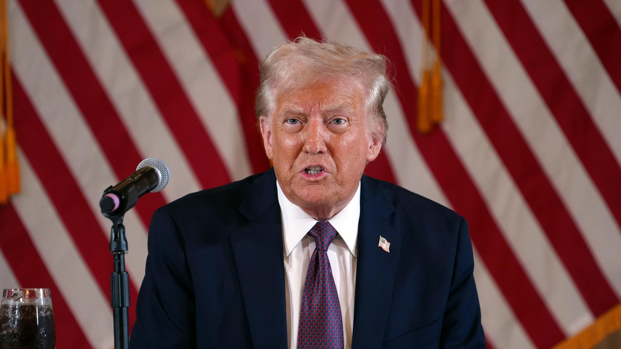 ARCHIV - 09.01.2025, USA, Palm Beach: Der designierte US-Präsident Donald Trump spricht während eines Treffens mit republikanischen Gouverneuren in Mar-a-Lago. (zu dpa: «Trump fordert finalen Gaza-Deal vor Amtsantritt») Foto: Evan Vucci/AP/dpa +++ dpa-Bildfunk +++
