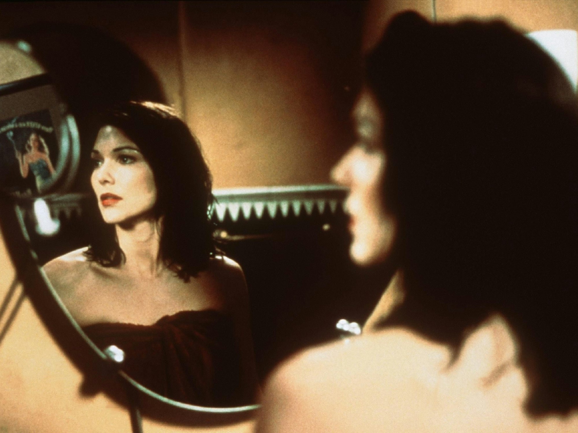 Die geheimnisvolle Schönheit Rita (Laura Elena Harring) steht im neuen Kinofilm "Mulholland Drive" vor einem Spiegel (Szenenfoto).