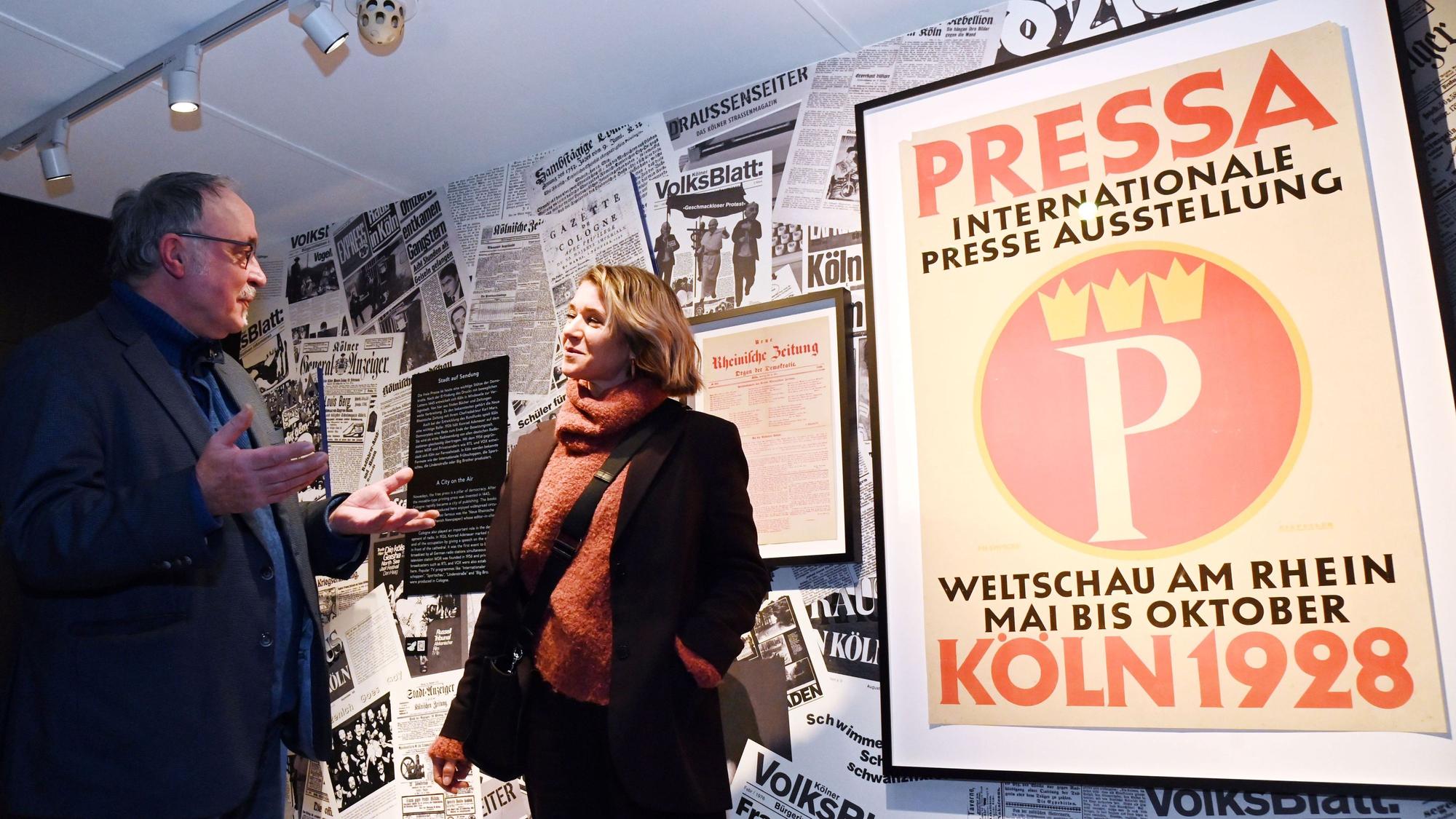Mario Kramp vom Kölnischen Stadtmuseum erläutert Kerstin Landsmann, wie sehr sich Köln in den 1920er verändert hat.