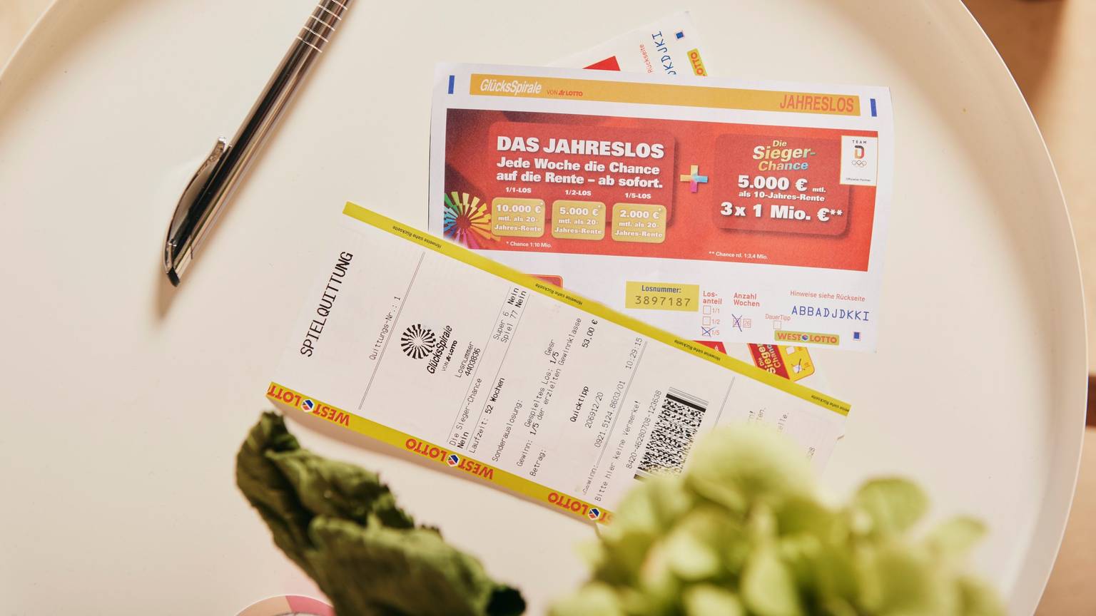 Jahresbilanz 2024 der GlücksSpirale: Vier Renten im Wert von je 2,1 Millionen Euro (10.000 Euro monatlich, 20 Jahre lang) und eine Fünftel-Rente in Höhe von 420.000 Euro (2.000 Euro monatlich, 20 Jahre lang) hat die GlücksSpirale im vergangenen Jahr in ihrer höchsten Gewinnklasse ausgeschüttet.