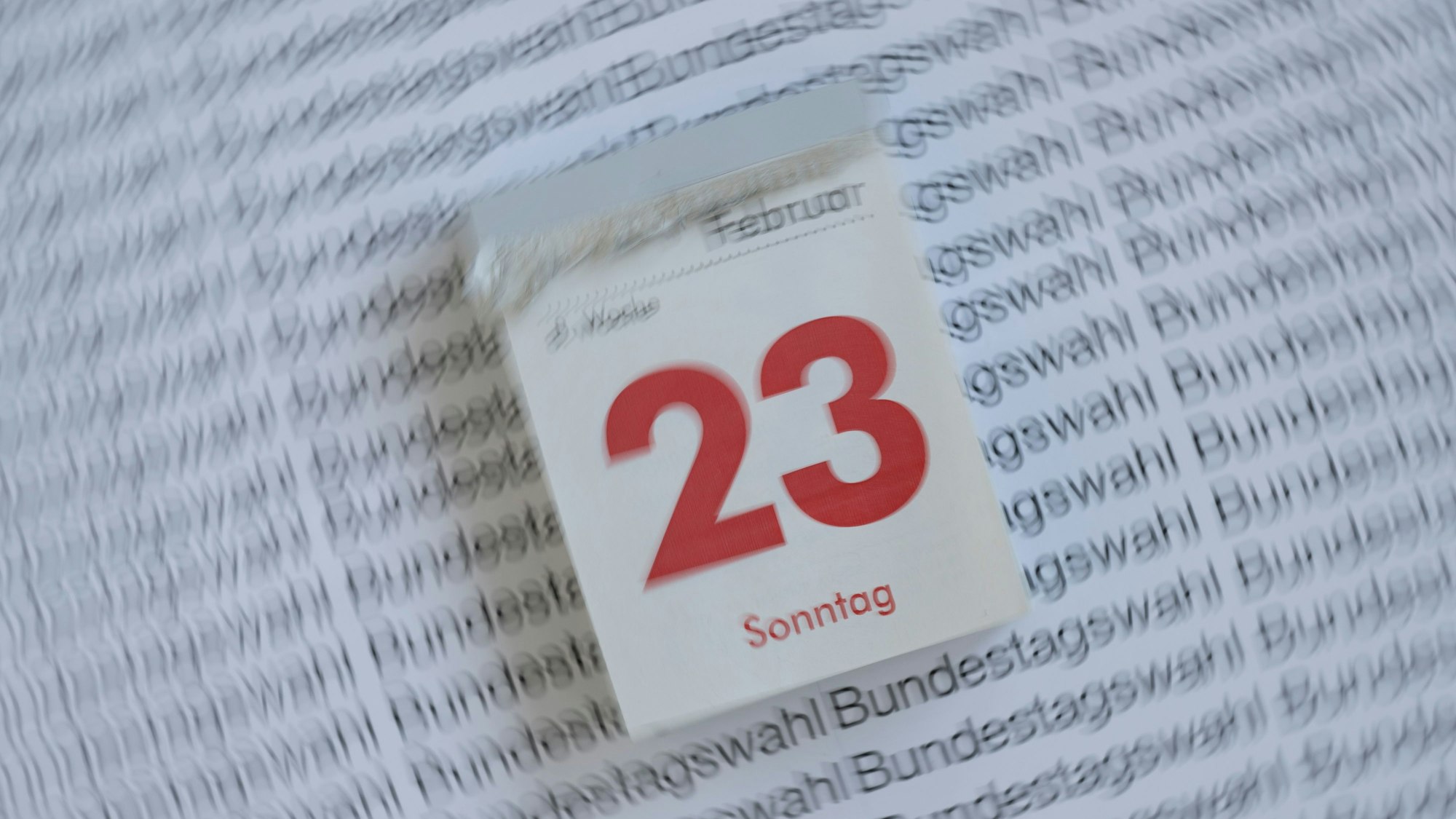 Das Blatt aus einem Tageskalender für den 23.02.2025 steht auf einem Tisch (gestellte Aufnahme).