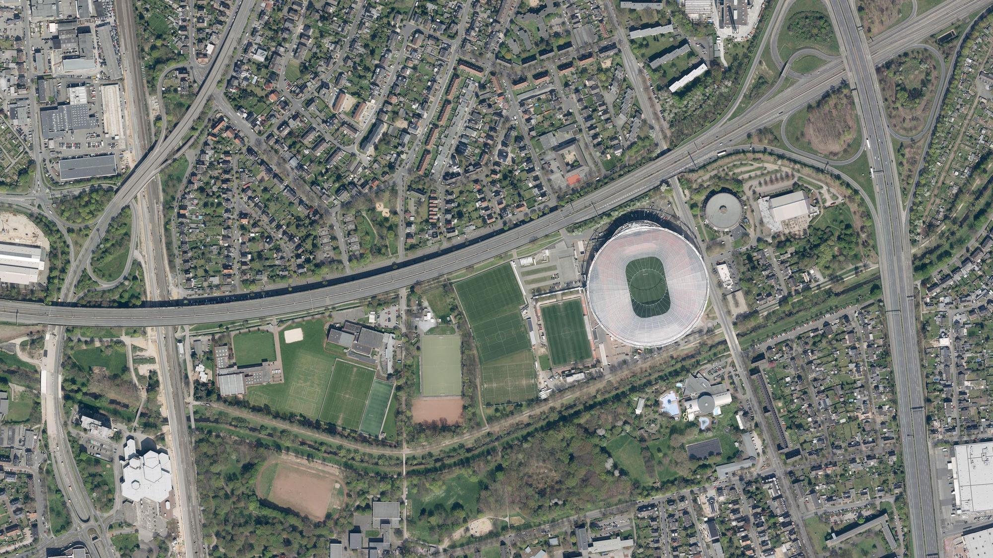 Durch den Ausbau der Stelze rückt die Autobahn näher an den Sportplatz heran. Das wird Auswirkungen auf die umliegenden Trainingsflächen haben.