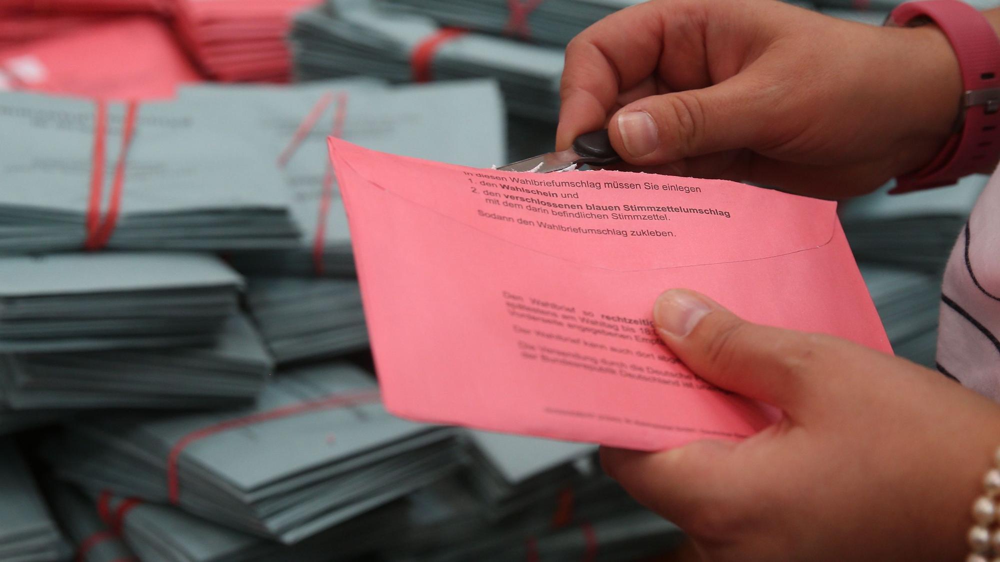 Das Foto zeigt einen Umschlag für einen Briefwahlschein.