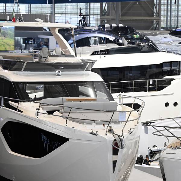 Boote stehen in der Messehalle 6.