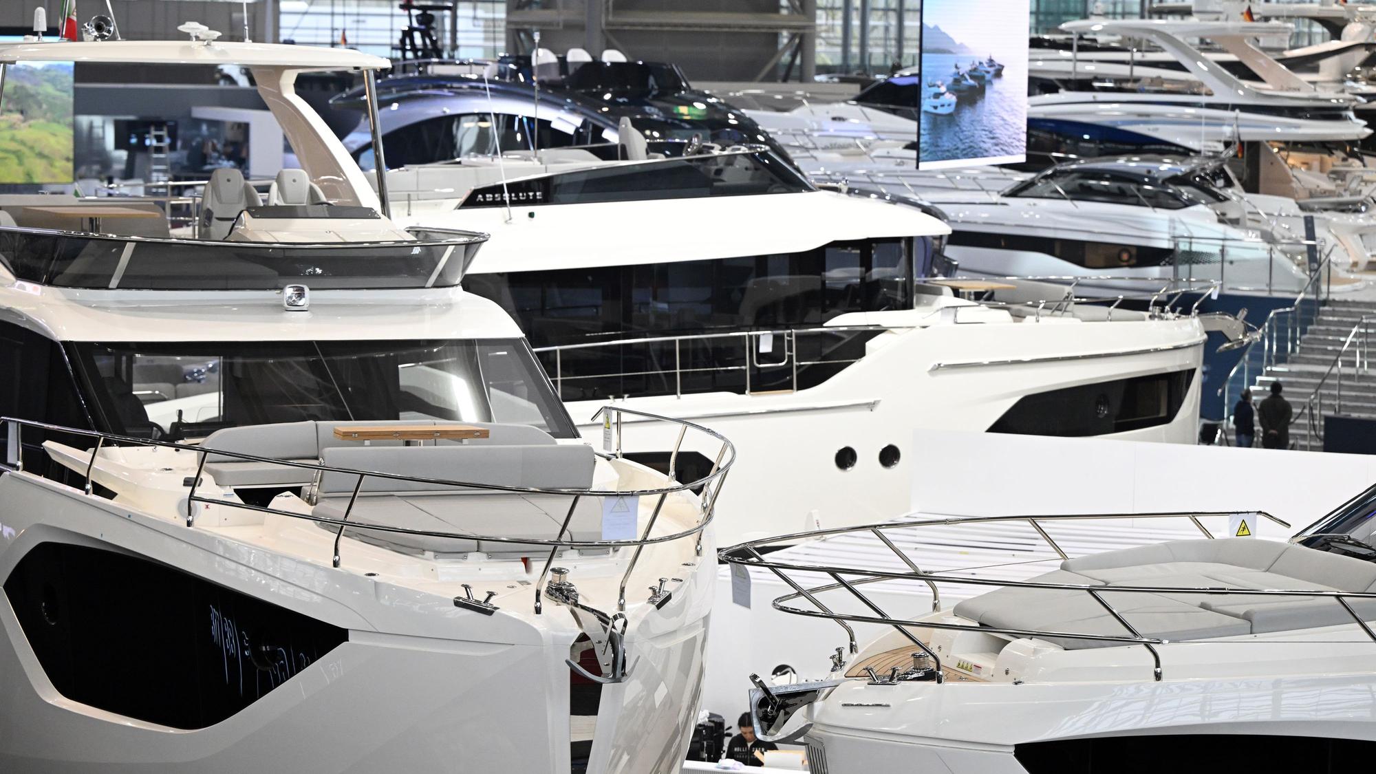 Boote stehen in der Messehalle 6.
