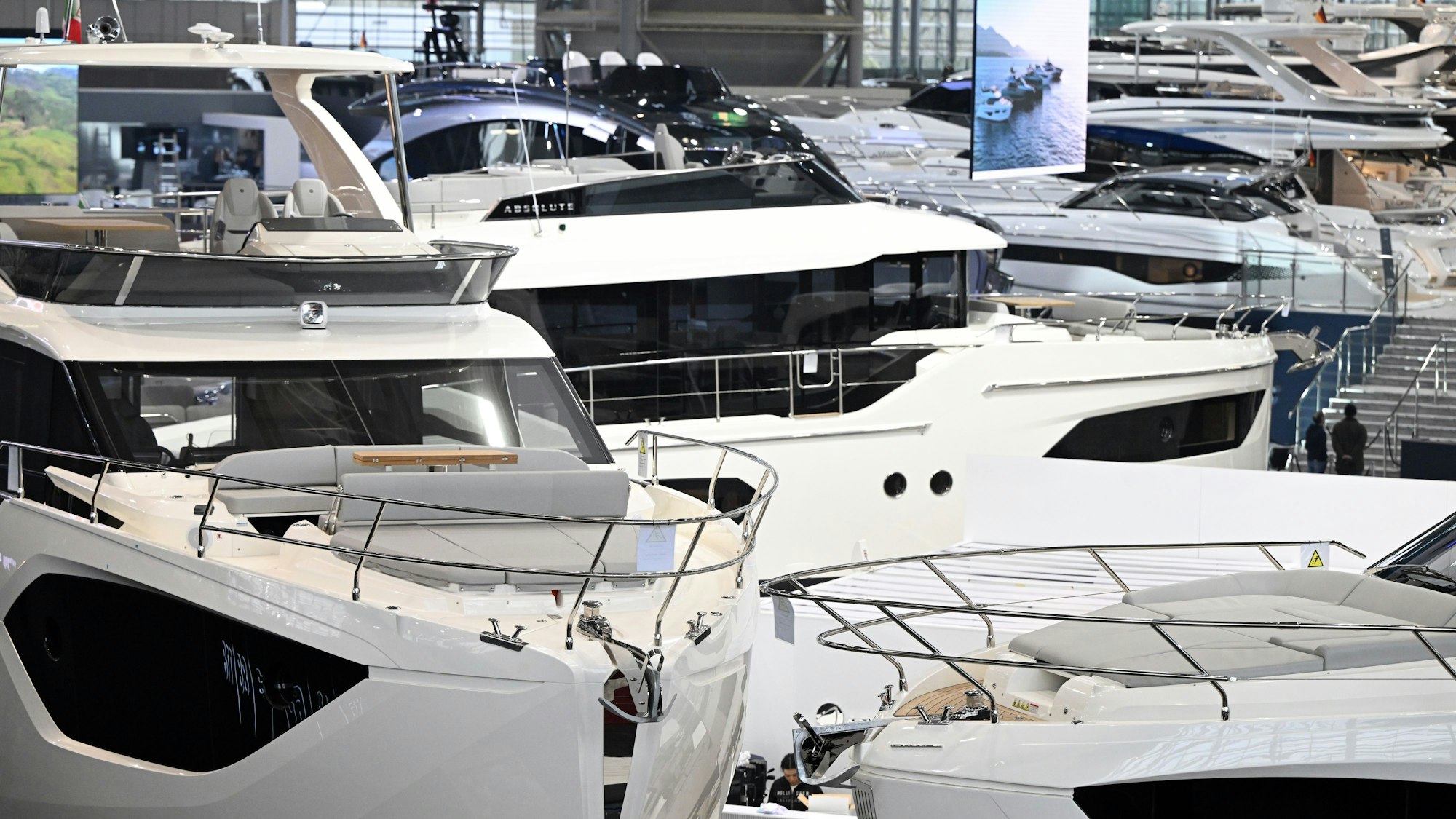 Boote stehen in der Messehalle 6.