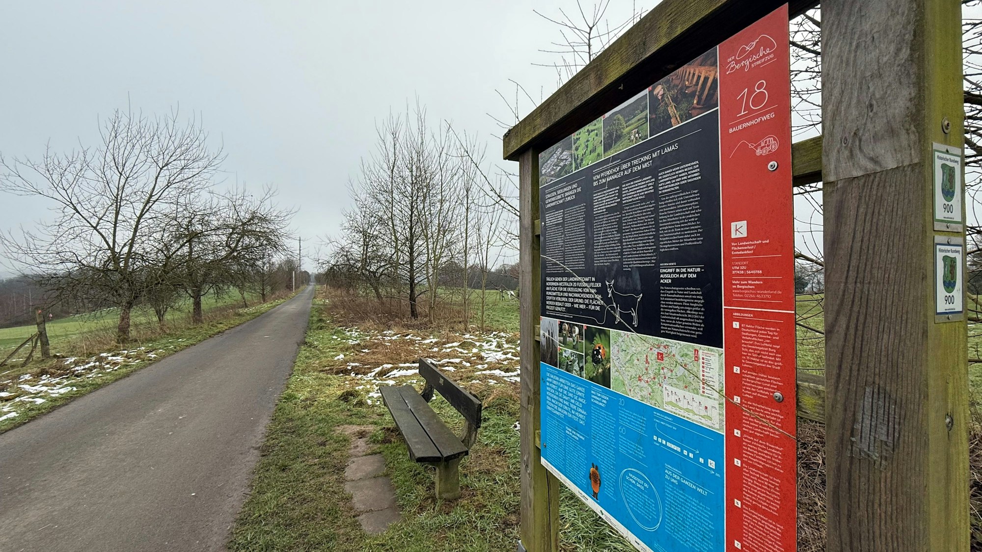 Der Bauernhofweg in Lohmar. 
Elf Infotafeln gibt es auf der Strecke.