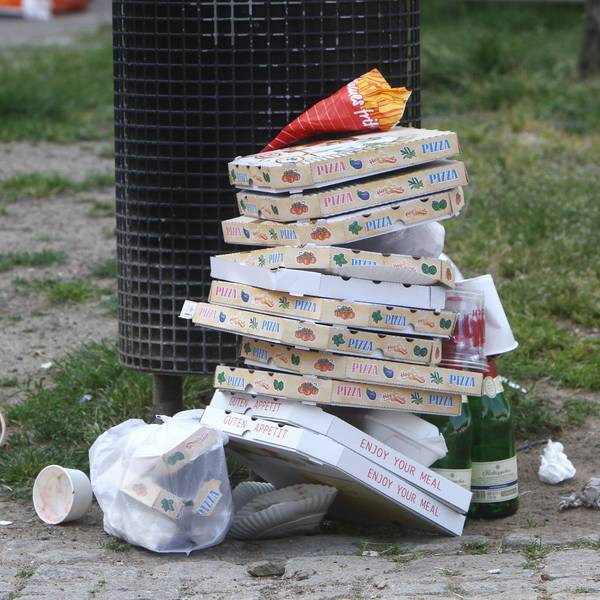 Pizza Schachteln stapeln sich nach einem Außer Haus Verzehr neben geleerten Sektflaschen vor einem überfüllten Mülleimer in der Altstadt von Köln, Nordrhein Westfalen, Deutschland *** Pizza boxes pile up next to empty champagne bottles in front of an overfilled garbage can in the old town of Cologne, North Rhine-Westphalia, Germany