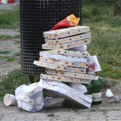 Pizza Schachteln stapeln sich nach einem Außer Haus Verzehr neben geleerten Sektflaschen vor einem überfüllten Mülleimer in der Altstadt von Köln, Nordrhein Westfalen, Deutschland *** Pizza boxes pile up next to empty champagne bottles in front of an overfilled garbage can in the old town of Cologne, North Rhine-Westphalia, Germany