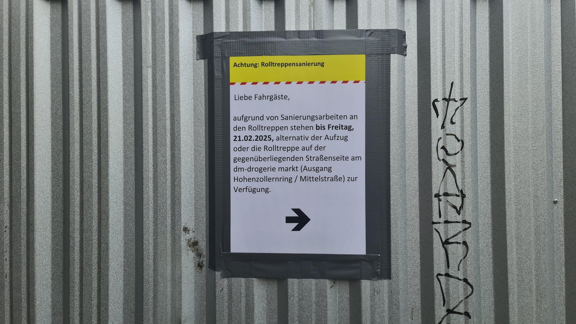 Zu sehen ist ein Hinweisschild der KVB, das auf Rolltreppen-Sanierungsarbeiten hinweist.