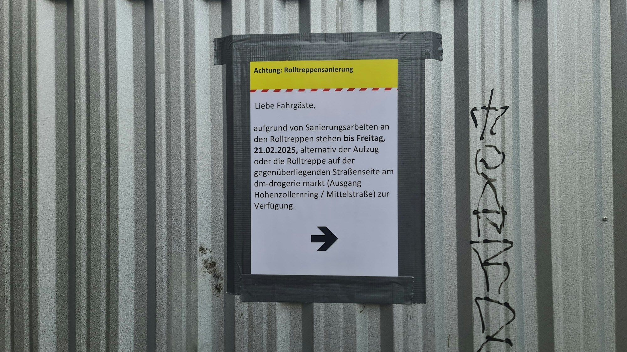 Zu sehen ist ein Hinweisschild der KVB, das auf Rolltreppen-Sanierungsarbeiten hinweist.