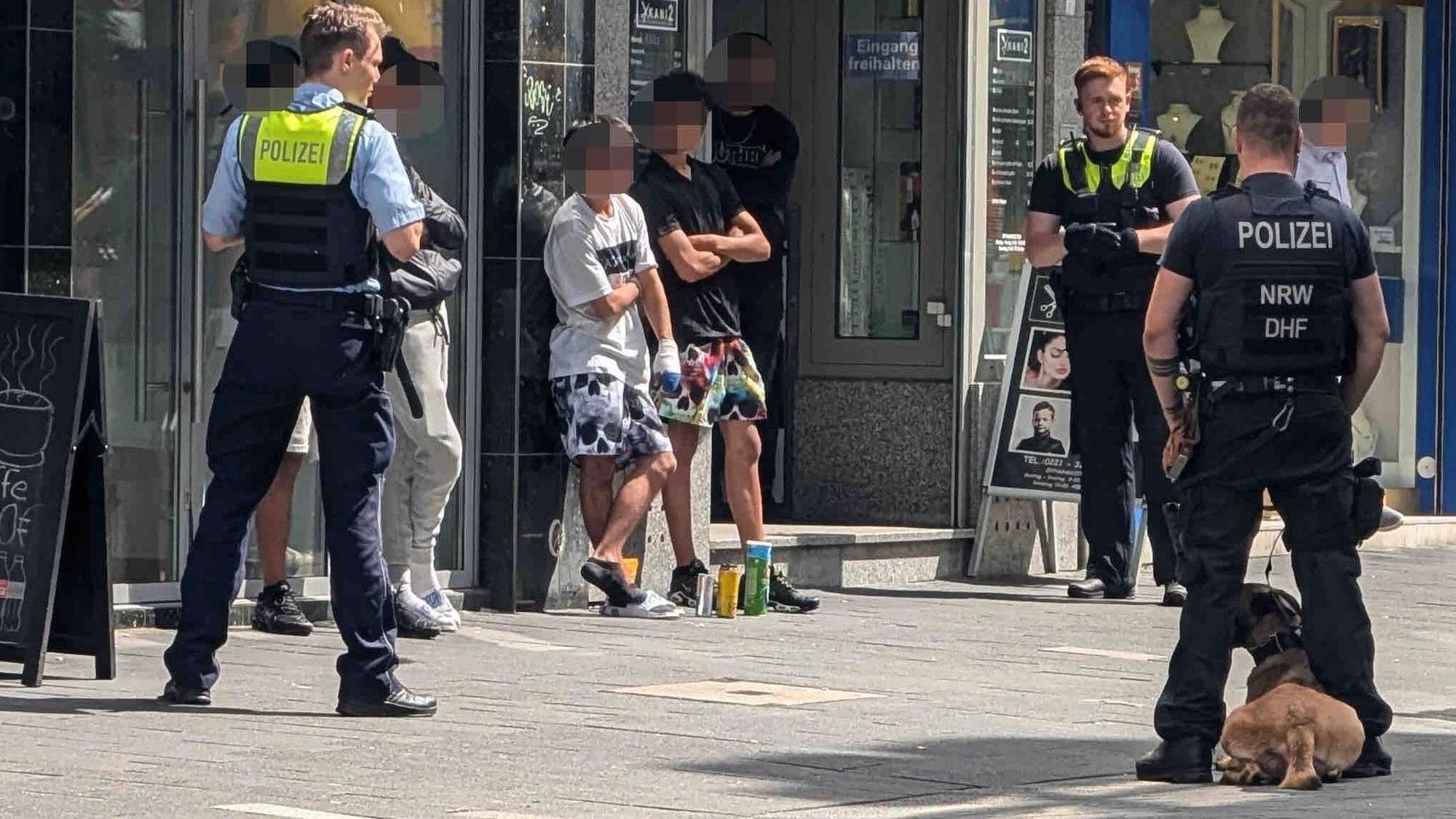 Im Zusammenhang mit einem Goldkettenraub stellte und kontrollierte die Polizei am Eigelstein mehrere Jugendliche.