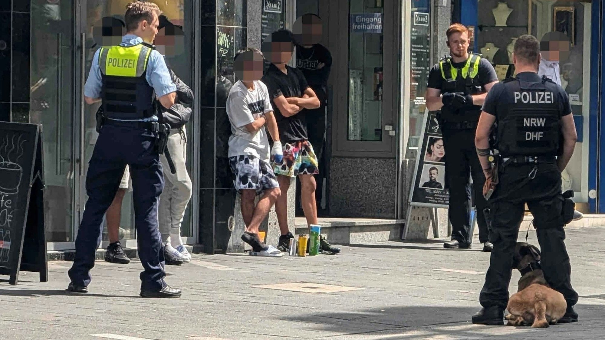 Im Zusammenhang mit einem Goldkettenraub stellte und kontrollierte die Polizei am Eigelstein mehrere Jugendliche.