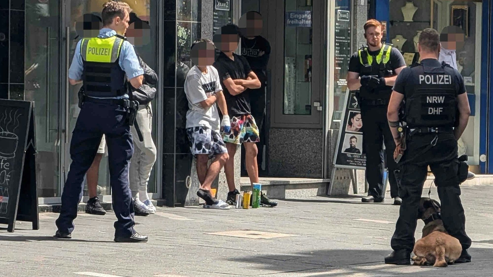 Im Zusammenhang mit einem Goldkettenraub stellte und kontrollierte die Polizei am Eigelstein mehrere Jugendliche.