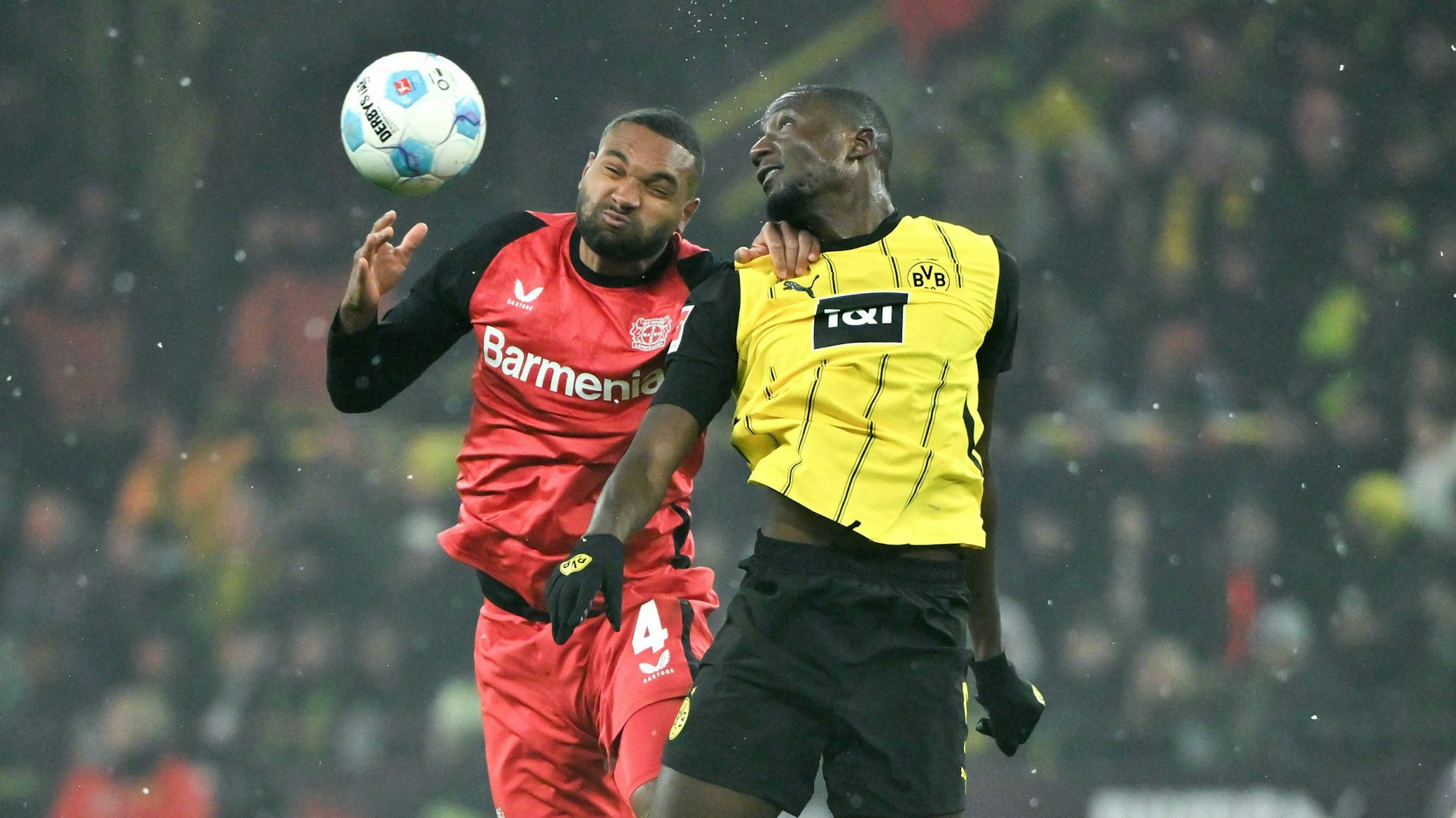 Serhou Guirassy Borussia Dortmund, Jonathan Tah Bayer 04 Leverkusen, v.re. 10.01.2025, Fussball 1. Bundesliga, 16. Spieltag, Saison 2024/2025 Borussia Dortmund - Bayer 04 Leverkusen Dortmund Signal Iduna Park Nordrhein Westfalen Deutschland *** Serhou Guirassy Borussia Dortmund , Jonathan Tah Bayer 04 Leverkusen , v re 10 01 2025, Soccer 1 Bundesliga, Matchday 16, Season 2024 2025 Borussia Dortmund Bayer 04 Leverkusen Dortmund Signal Iduna Park North Rhine-Westphalia Germany Team2