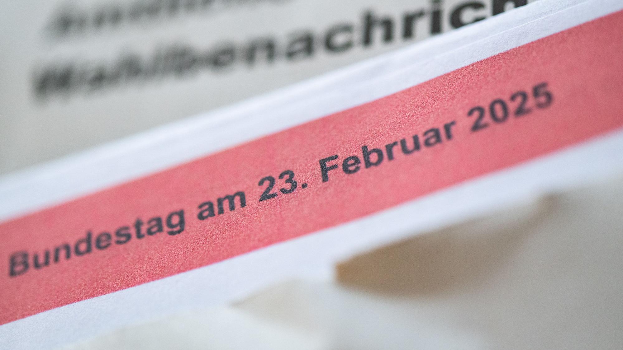 Eine geöffnete amtliche Wahlbenachrichtigung zur Wahl zum Deutschen Bundestag am 23. Februar 2025 liegt auf einem Tisch.