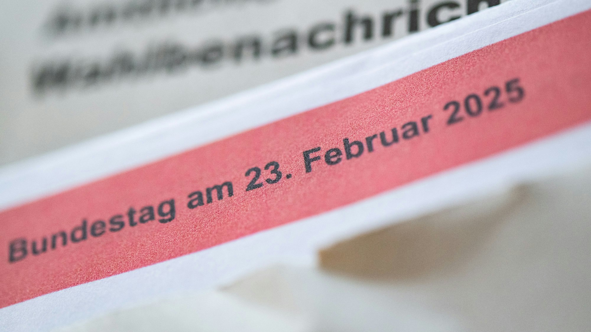 Eine geöffnete amtliche Wahlbenachrichtigung zur Wahl zum Deutschen Bundestag am 23. Februar 2025 liegt auf einem Tisch.