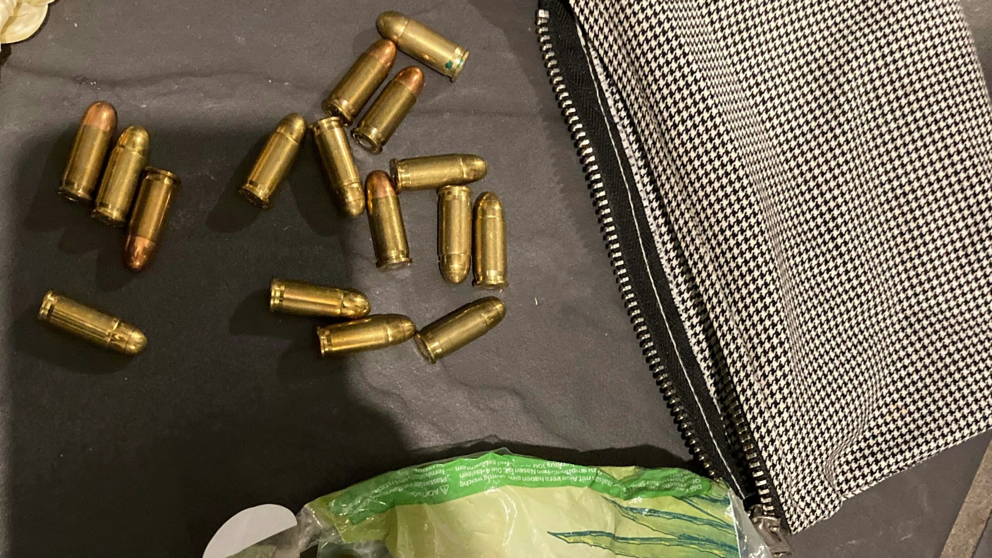 m Zugevon Durchsuchungen wegen banden- und gewerbsmäßiger Geldwäsche stellten Staatsanwaltschaft und Polizeiam 17. Januar mehrere Laptops und Mobiltelefone als Beweismaterial sicher und fanden darüber hinaus auch scharfe Munition sowie Betäubungsmittel in Form von Pillen und Kokain.