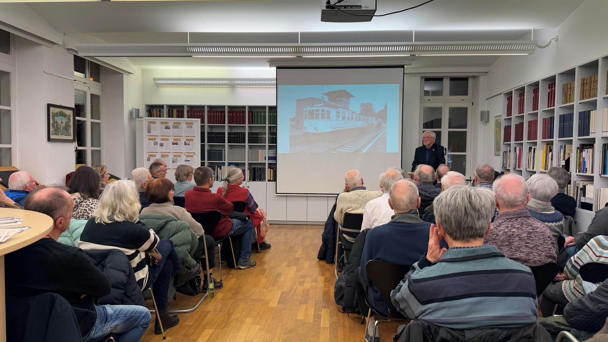 Das Foto zeigt eine Präsentation vor Publikum.