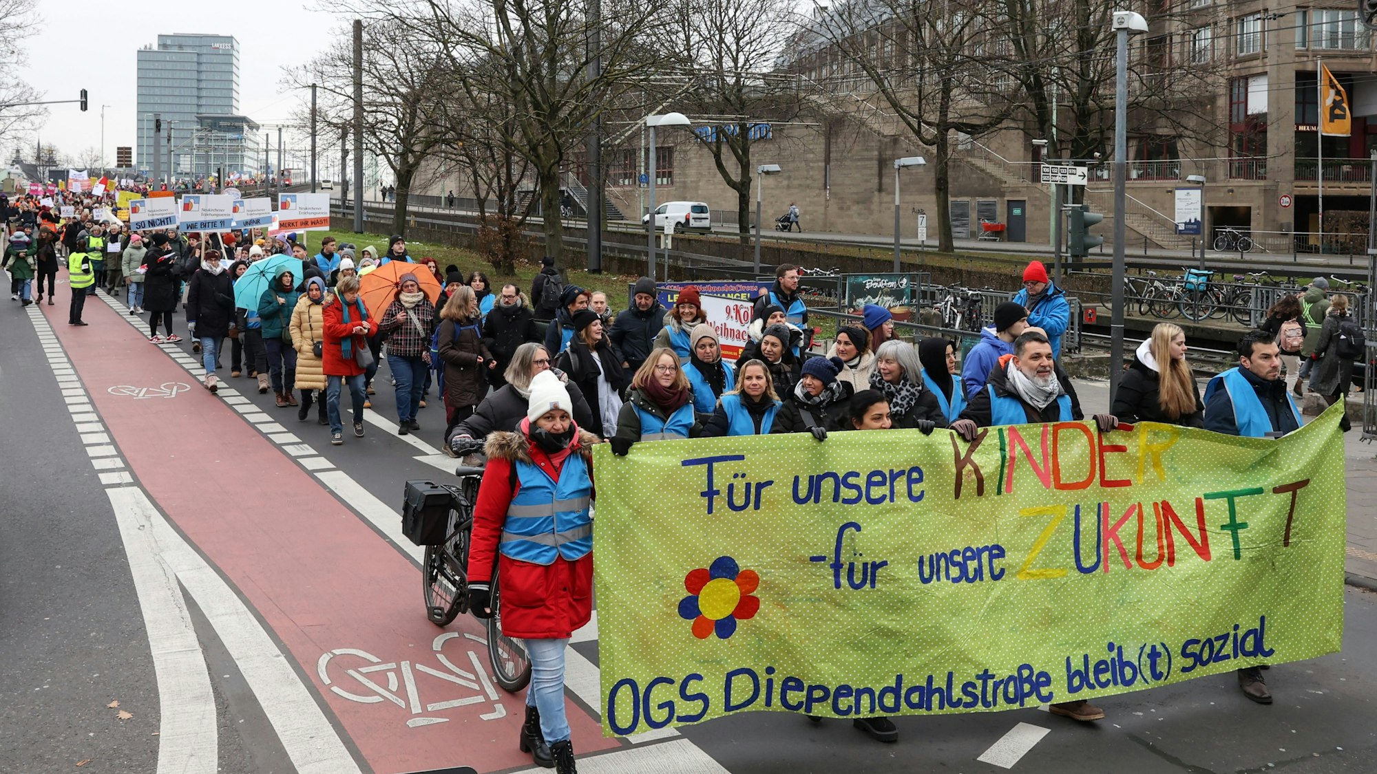 Im Dezember demonstrierten Tausende in Köln gegen mögliche Einsparungen im Sozialbereich.