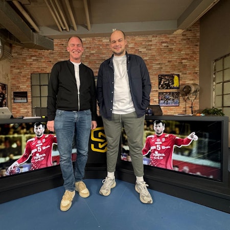 Paul Drux und Maik Thiele stehen vor großen Bildschirmen, auf denen sich die Kroaten auf ihr Spiel vorbereiten.