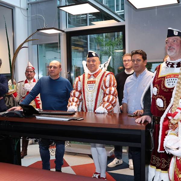 Chefredakteur Gerald Selch (l.) zeigt dem Kölner Dreigestirn, wie die Print-Ausgabe des „Kölner Stadt-Anzeiger“ entsteht.
