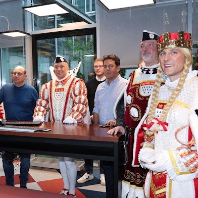 Chefredakteur Gerald Selch (l.) zeigt dem Kölner Dreigestirn, wie die Print-Ausgabe des „Kölner Stadt-Anzeiger“ entsteht.