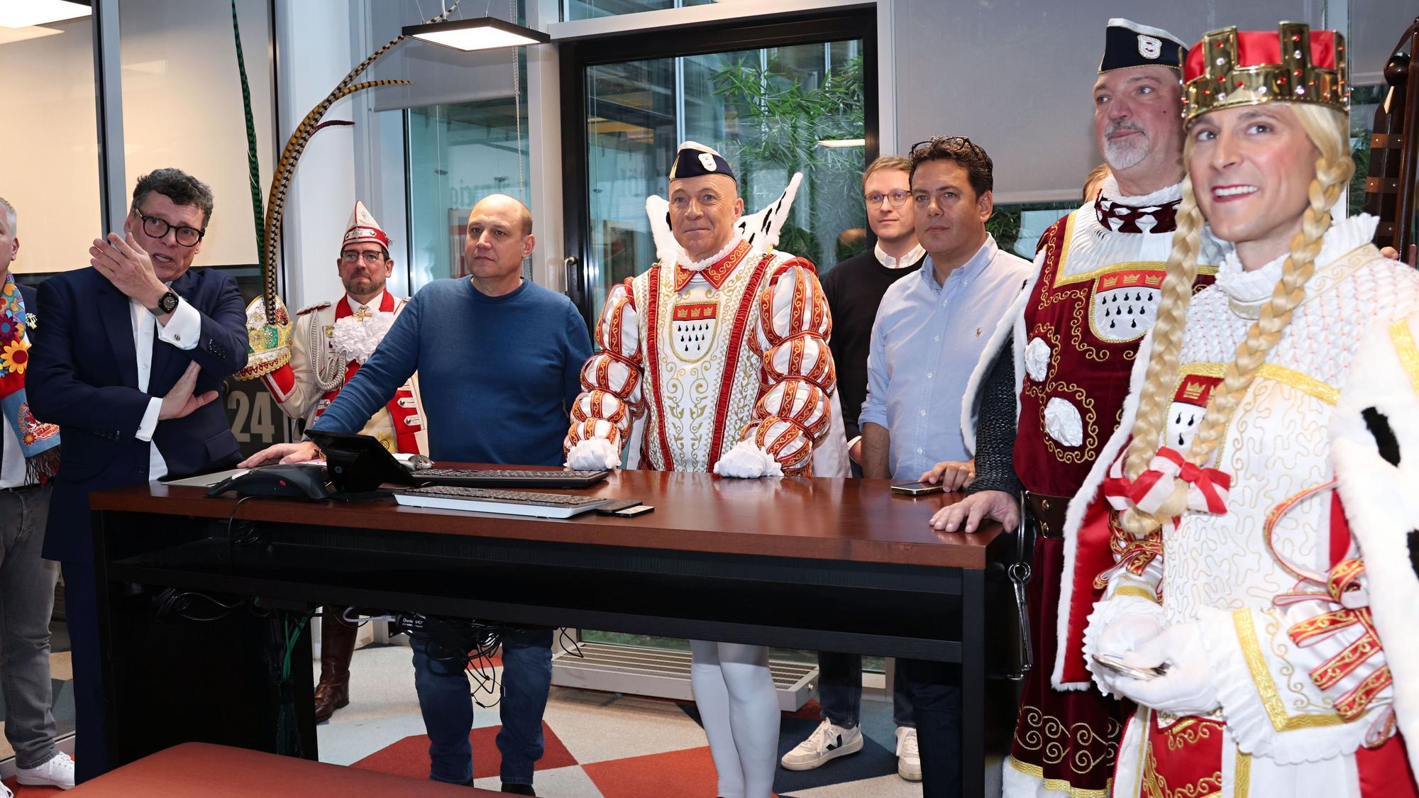 Chefredakteur Gerald Selch (l.) zeigt dem Kölner Dreigestirn, wie die Print-Ausgabe des „Kölner Stadt-Anzeiger“ entsteht.