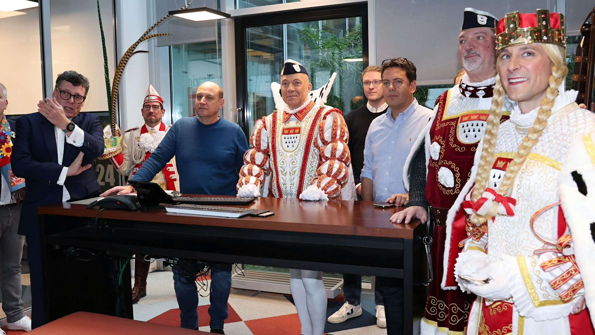 Chefredakteur Gerald Selch (l.) zeigt dem Kölner Dreigestirn, wie die Print-Ausgabe des „Kölner Stadt-Anzeiger“ entsteht.