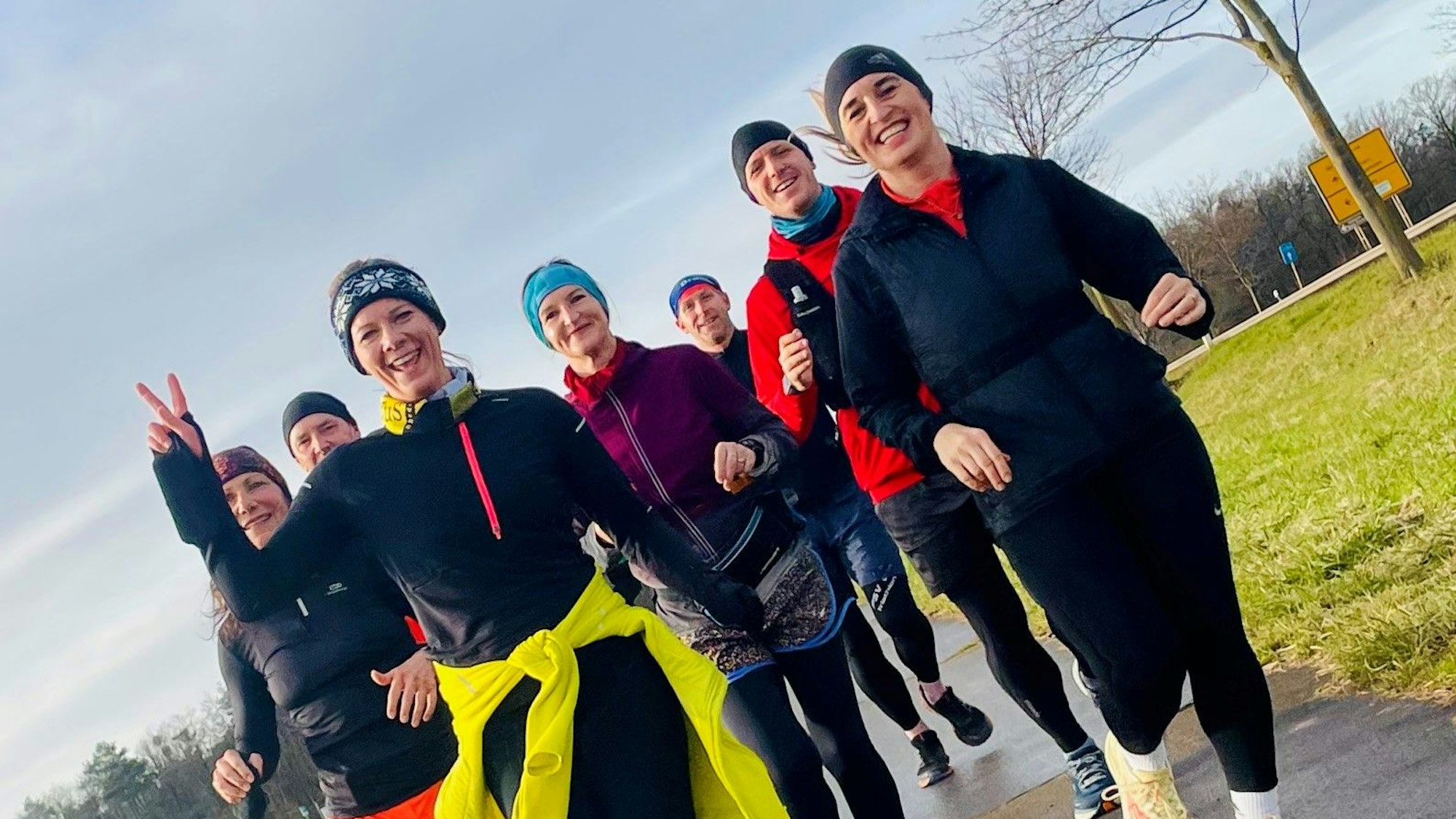 Eine Gruppe Teilnehmer der Winterlaufserie hat Spaß beim Sport.